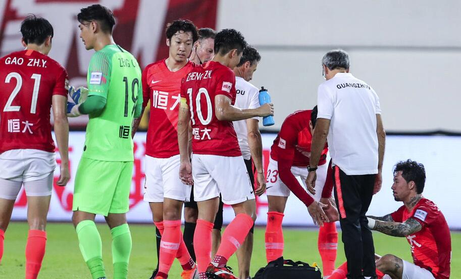 卡纳瓦罗看曾诚金英权相撞,卡纳瓦罗看曾诚受伤