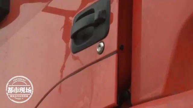 夫妻俩货车里过夜醒来时崩溃了,两夫妻货车里睡觉醒来妻子大哭