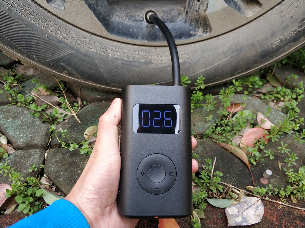 米家充电宝给公路车打气,米家车胎充气