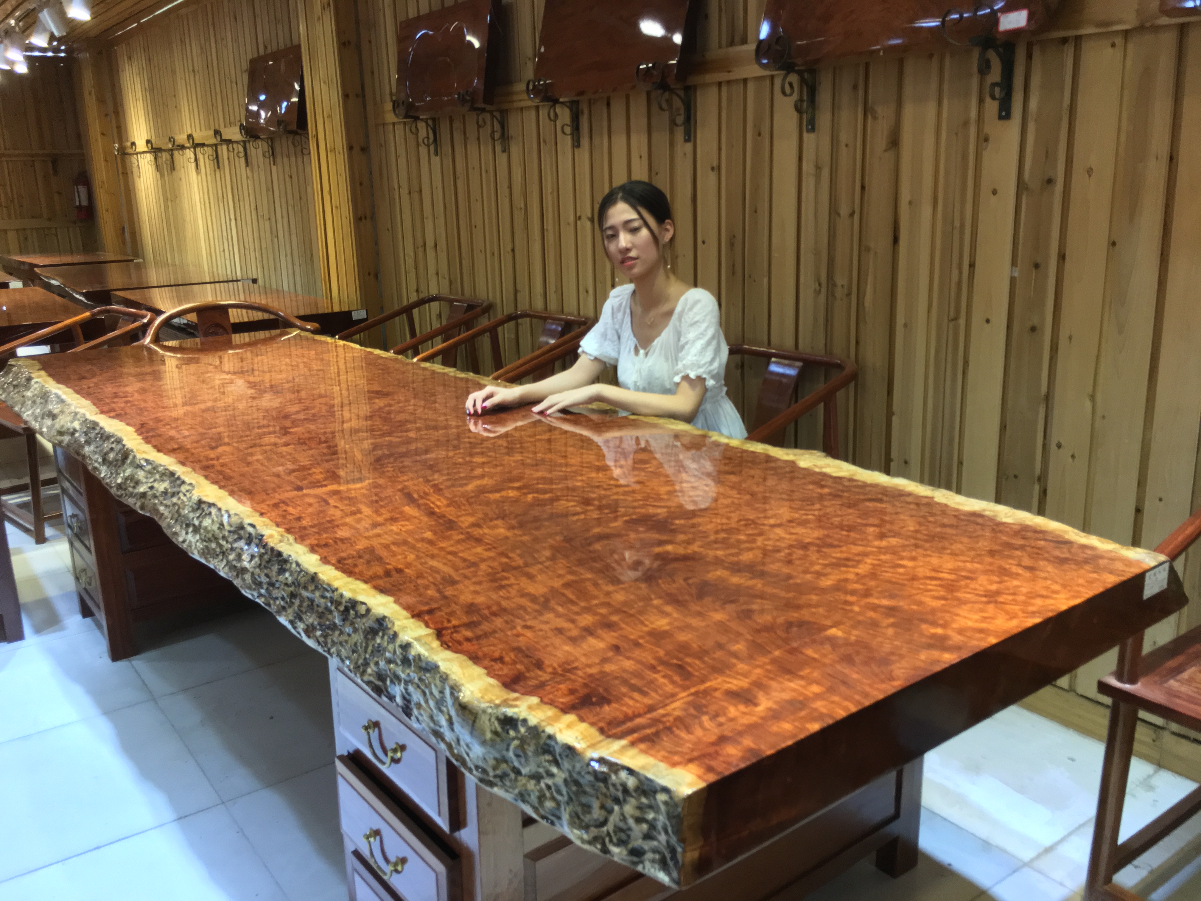 成都土豪50岁娶媳妇，聘礼给70吨，整整5卡车，漂洋过海太浩大