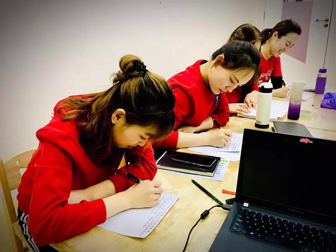 mymo带你揭秘美吉姆老师的日常,美吉姆老师讲课视频