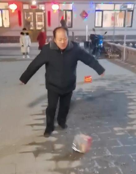 谢广坤冬天在雪地撒欢,谢广坤穿短袖雪地上卖酸菜