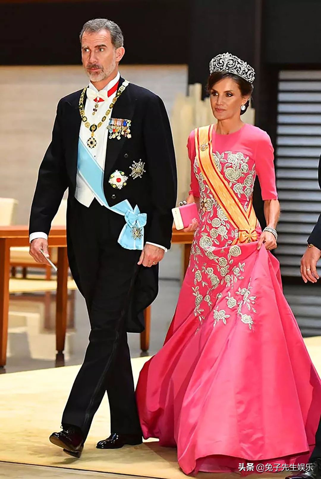 西班牙王后穿红衣服戴皇冠,西班牙王后戴帽子