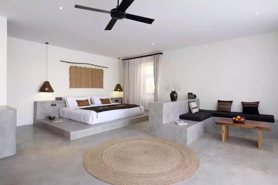 把泳池搬进沙漠,圈黄河做庭院,一个男人的西部世界,可以有多野