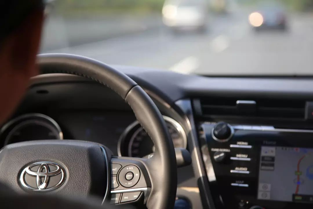 凯美瑞双擎适合长途自驾吗,卡罗拉双擎和凯美瑞双擎哪个省油