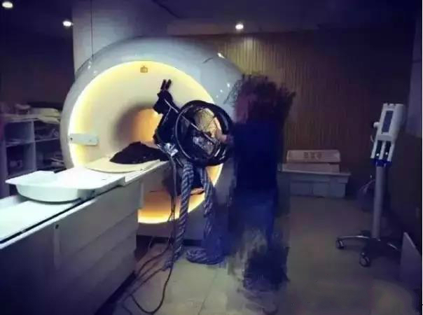 心脏核磁共振能做烤瓷牙吗,做核磁共振嘴里有金属牙能做吗