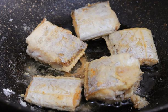 在家怎么煎带鱼好吃,煎带鱼怎么才不会破皮