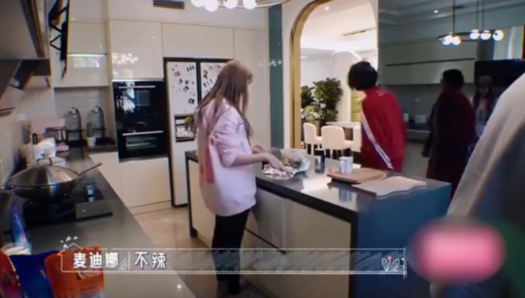 姜潮妈妈买房只写麦迪娜的名字,姜潮妈妈麦迪娜婆婆送鞋