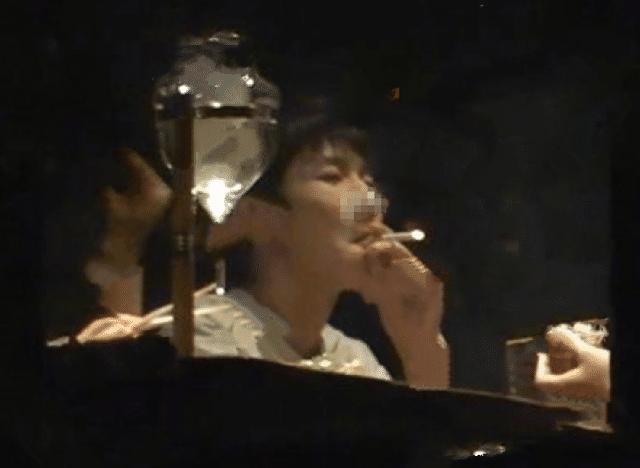 女星下班躲草丛吸烟，烟雾缭绕太明显，助理帮掩护被指烟瘾太大