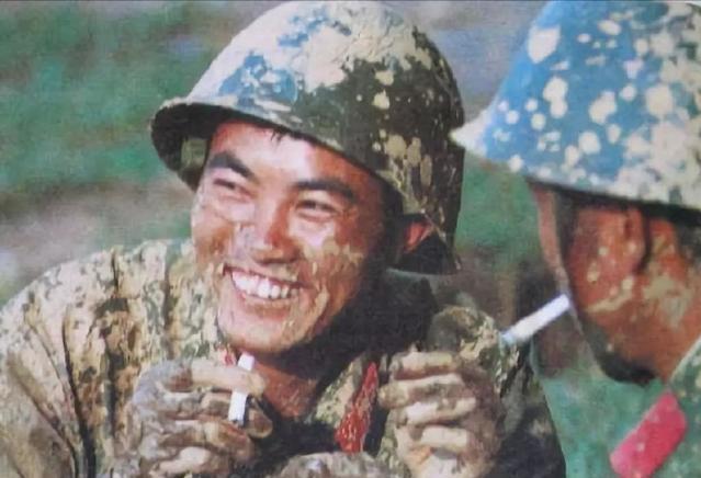 对越自卫反击战战士送物资,对越自卫反击战前线我军战士