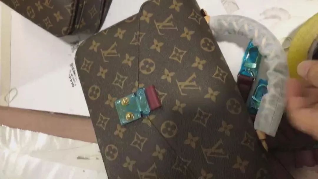 奢侈品上的包是真的吗,美国地摊买的名牌包是真的吗