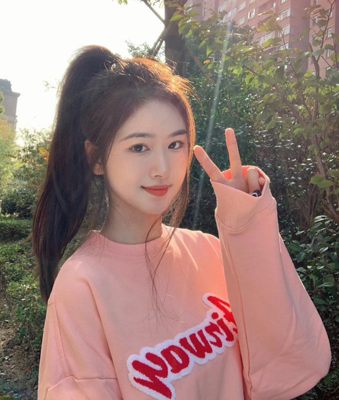 西瓜脸适合扎什么头发最好看,头秃圆脸适合扎什么头发