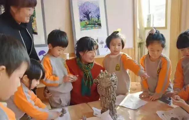 “西北奇葩”阳朵姥姥用报纸、碎布、树叶作画,惊艳!