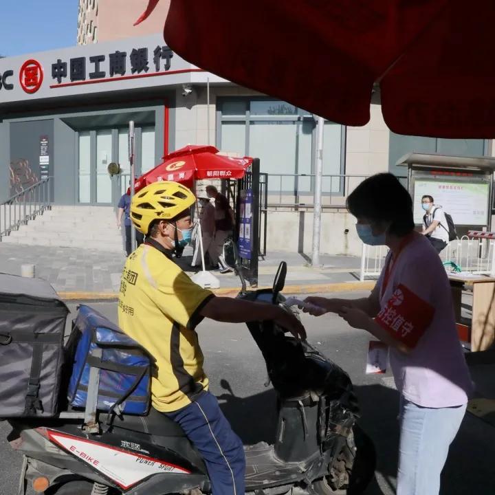 他们坚守在疫情防控一线,防控疫情他们在风雪中坚守