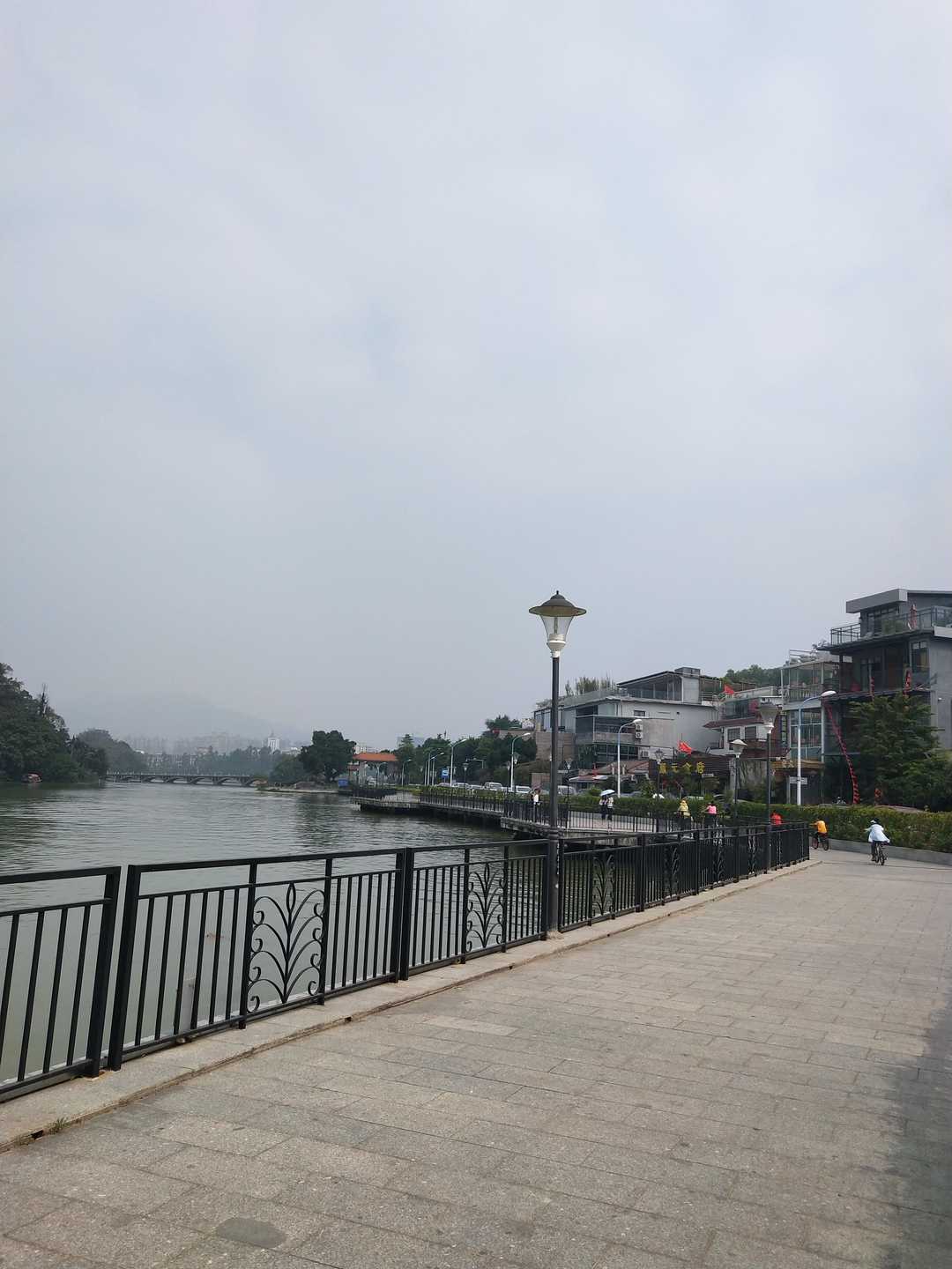 遥望星湖山水翠，白银盘里一青螺。‖肇庆星岩环湖游4