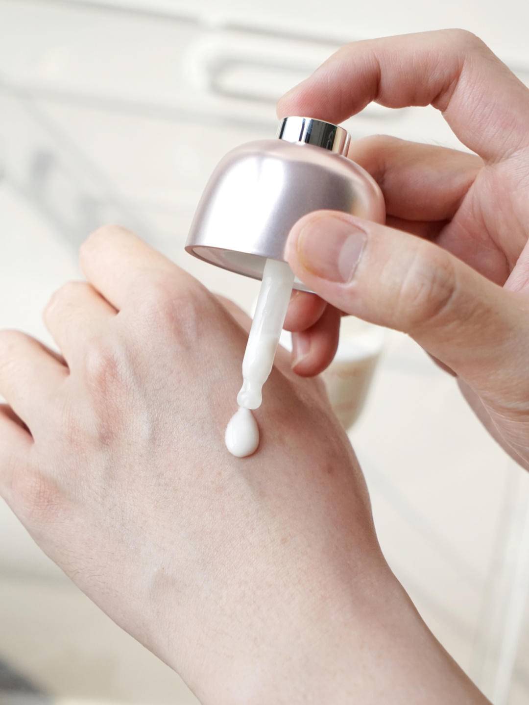 一直在美白却越来越黑的原因,为什么用了美白精华反而黑了