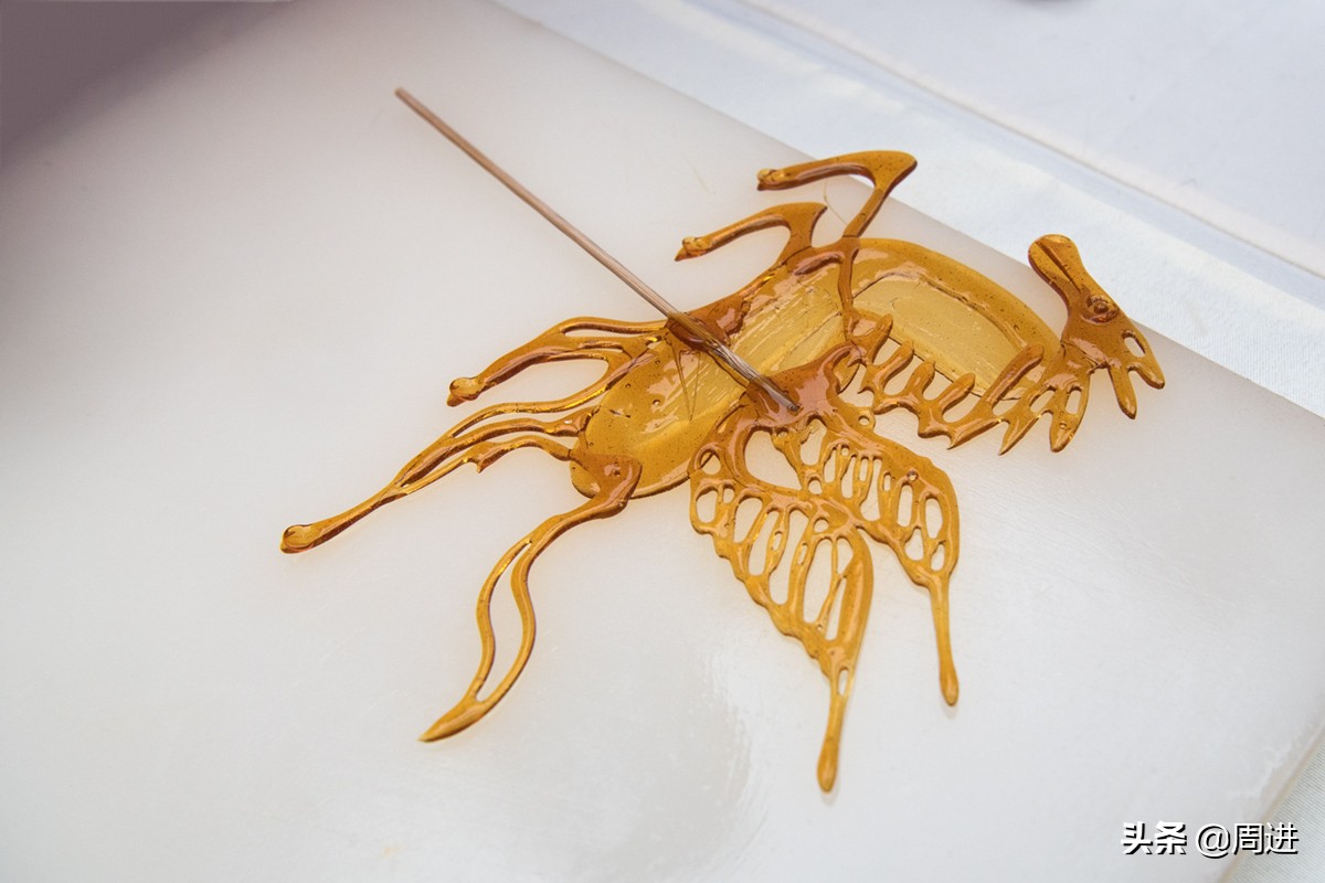 景区摆摊制作糖画,非遗糖画艺人摆摊