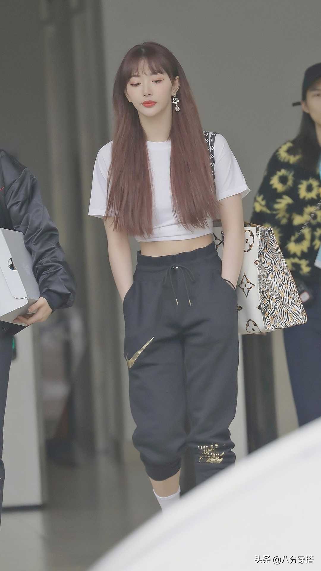 孔雪儿的穿搭胆大!白色T恤搭配运动裤,帅气风格让人心动