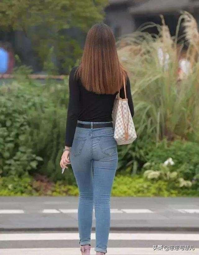 精致的瑜伽裤装扮彰显女神风范,时髦大方的瑜伽穿搭展现