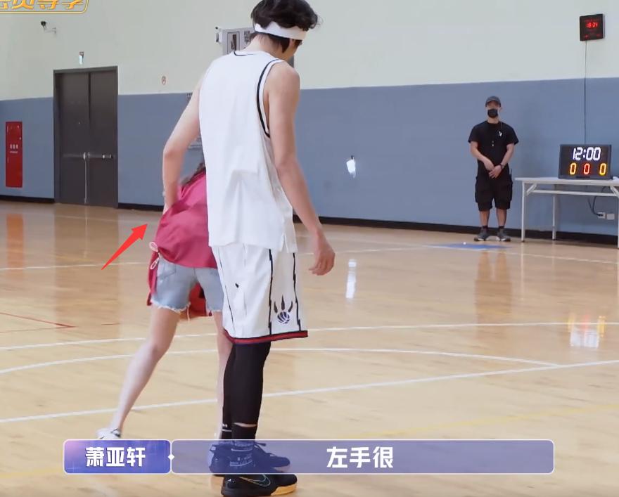 黄皓投篮砸到萧亚轩肚子，女神生气，小男友双手捂头像犯错小朋友