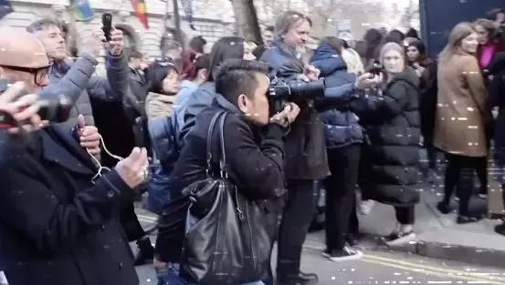 我们花了400块，把土鳖小伙子送上了伦敦时装周？？？