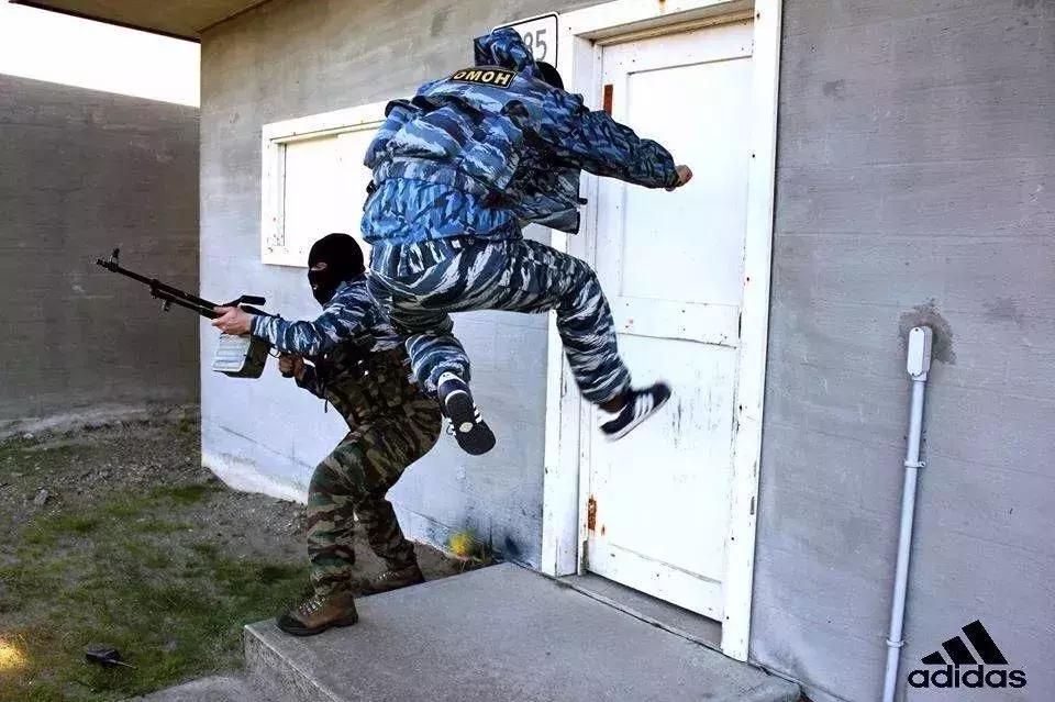 阿迪达斯遗憾,阿迪达斯三条杠在俄罗斯代表啥