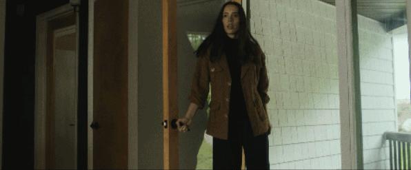 丈夫离奇自杀，竟化作鬼魂留在家中？看一眼镜子，没那么简单……