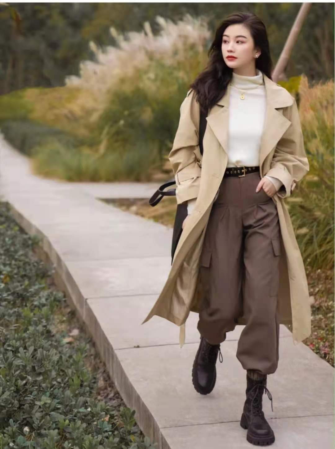 卡其色风衣配什么颜色裤子好看,卡其色风衣怎么搭配裤子和鞋子