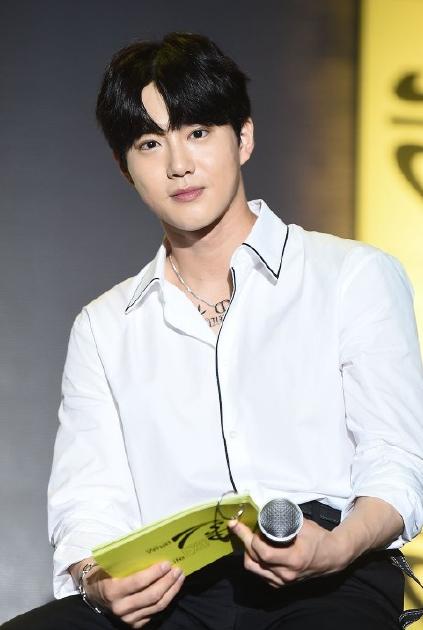 边伯贤给张艺兴竖大拇指,边伯贤让吴世勋安慰朴灿烈