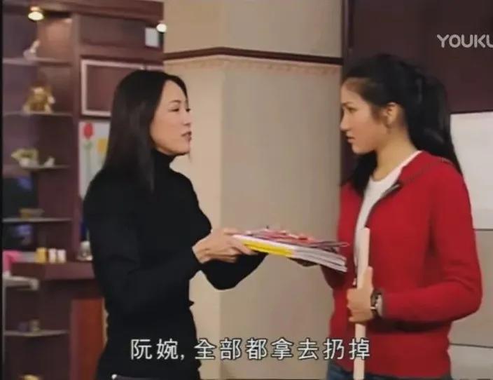 还记得2000年拿下黄子华的中环女律师MissMo穿过什么吗？