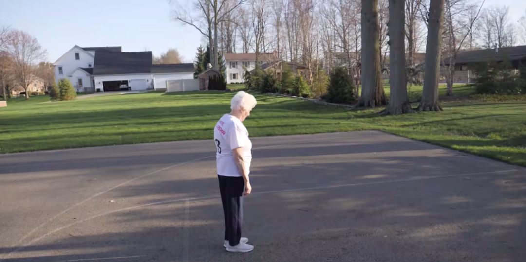 93岁奶奶恶搞27岁孙子,一夜爆红!1300万网友围观:奶奶太坑了