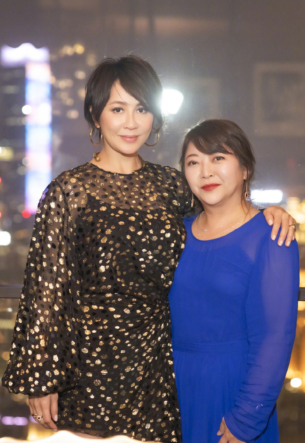 刘嘉玲黑丝袜日常搭配高级感,54岁刘嘉玲一袭镂空裙