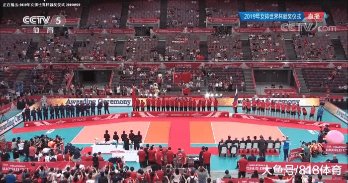 中国女排颁奖日本观众走光,日排协主席黑脸,切朱婷获奖镜头