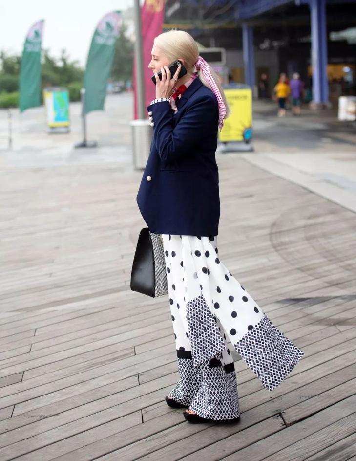 丝巾春天的系法大全慢动作,春天戴丝巾旅行穿搭