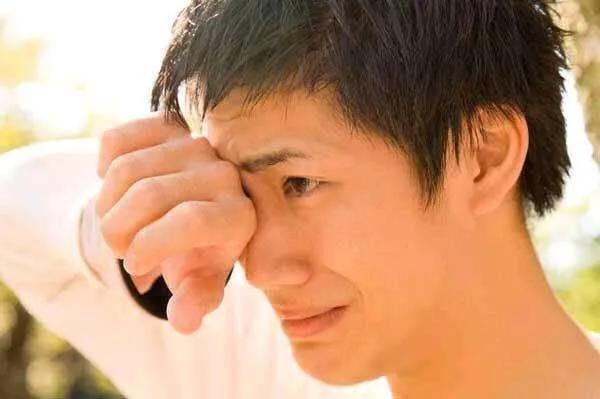 新婚夜妻子弄脏床单,丈夫嫌恶心睡客厅,天亮推开门,丈夫泪目