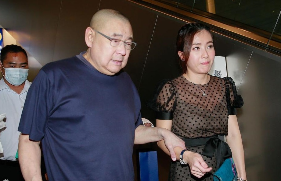 刘銮雄与吕丽君甘比同行,刘銮雄吕丽君逛街港媒