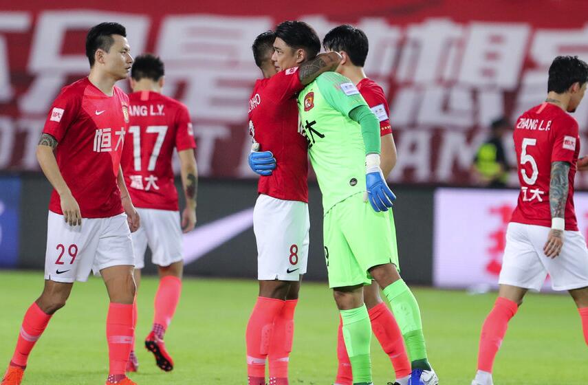 卡纳瓦罗看曾诚受伤,卡纳瓦罗看曾诚金英权相撞