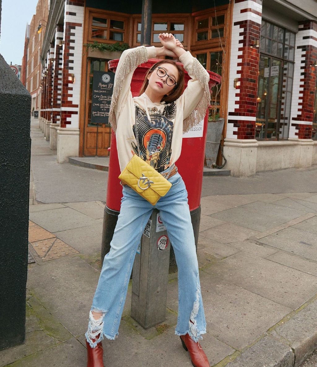 她是韩国大势女团忙内，宝蓝牛仔连体裤出镜，背头更显精致五官