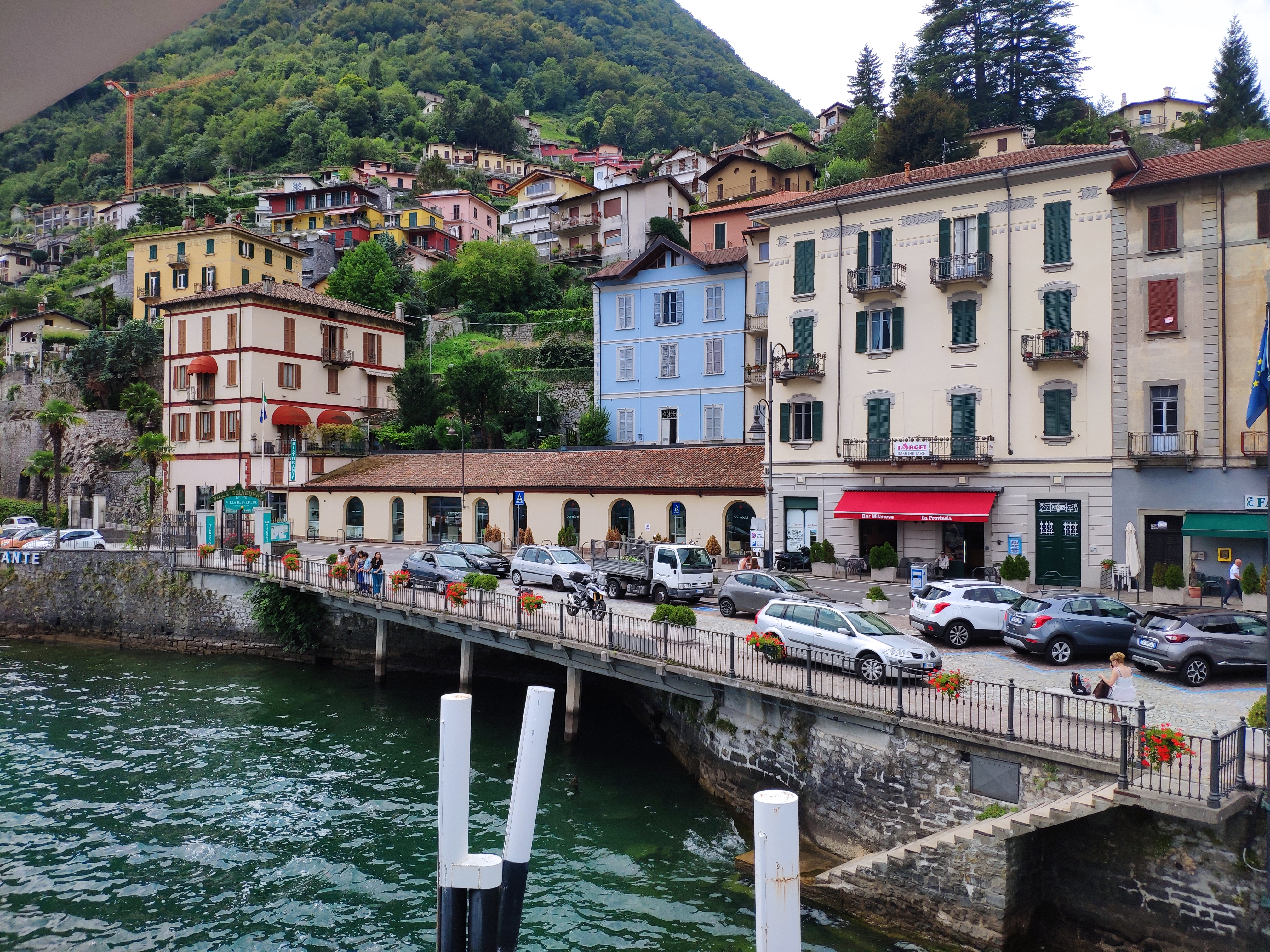 贝拉焦（Bellagio），意大利在左，瑞士在右，晨光熹微，岁月静好