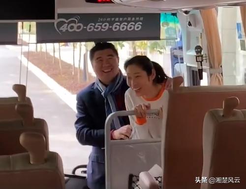 小细节看朱婷，球品人品真是好，排坛地位真的高，主任邀她站C位