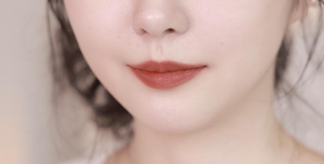薄唇涂口红淡妆的正确方法,厚唇日常妆适合什么口红