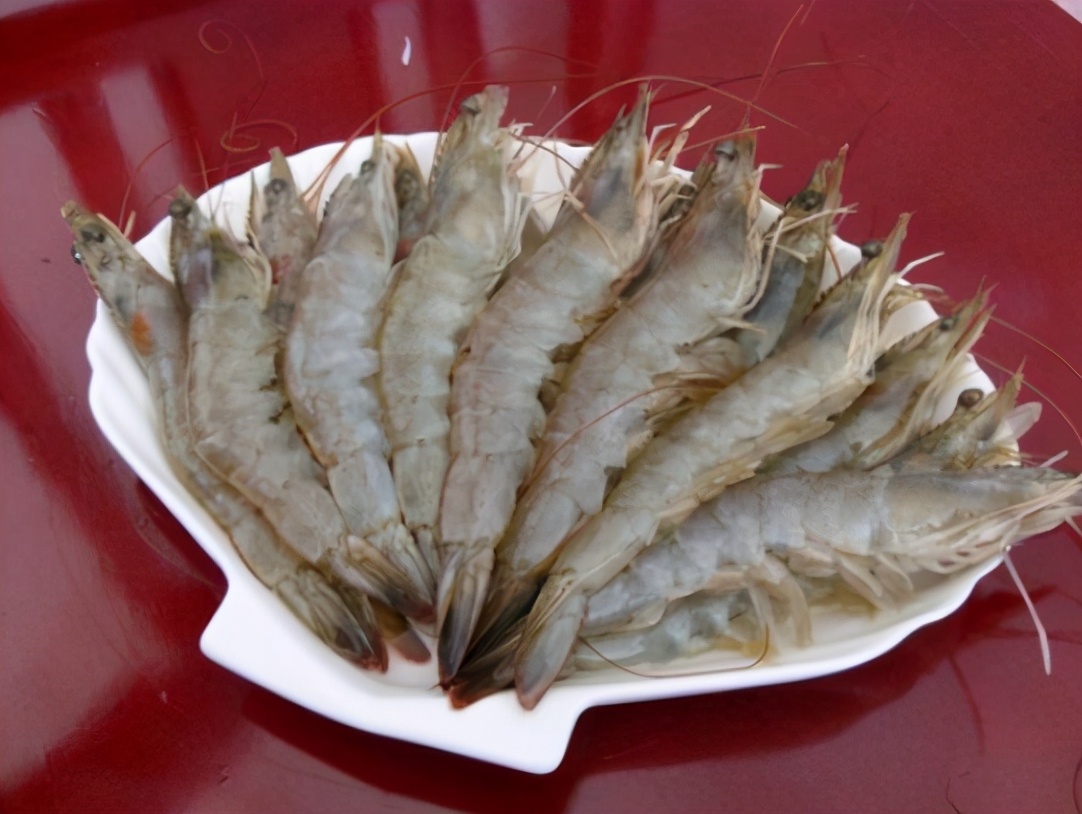 如何挑选活大虾的正确方法,买大虾怎么挑选直的好还是弯的好