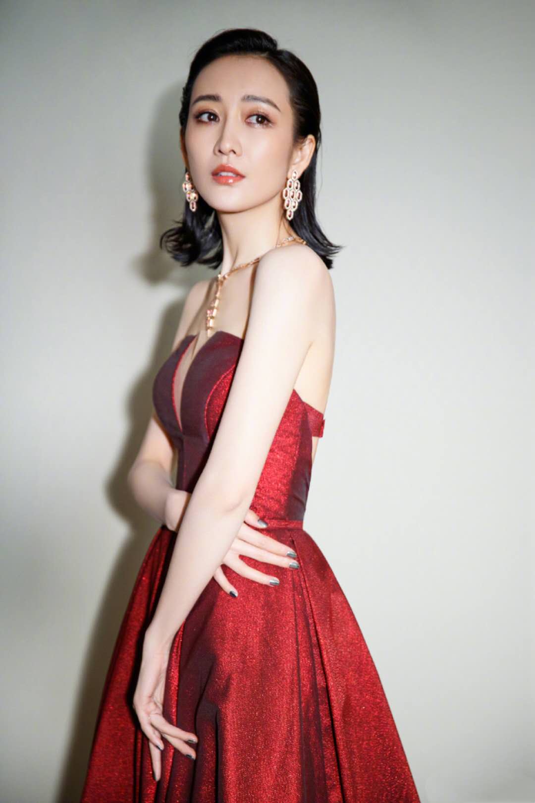 王鸥蕾丝上衣搭配阔腿裤尽显气质,王鸥的时尚穿搭妥妥的御姐风