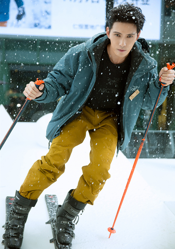 徐正溪拼接牛仔马甲,徐正溪穿搭图片