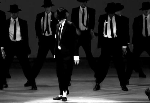 迈克尔·杰克逊演唱会晕倒5000人，死亡23人，他却被控娈童、整容