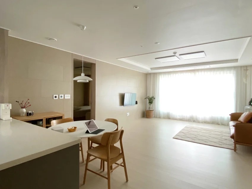 韩国太太客厅坚持不放柜子，茶几扔掉，116㎡反而比样板间干净