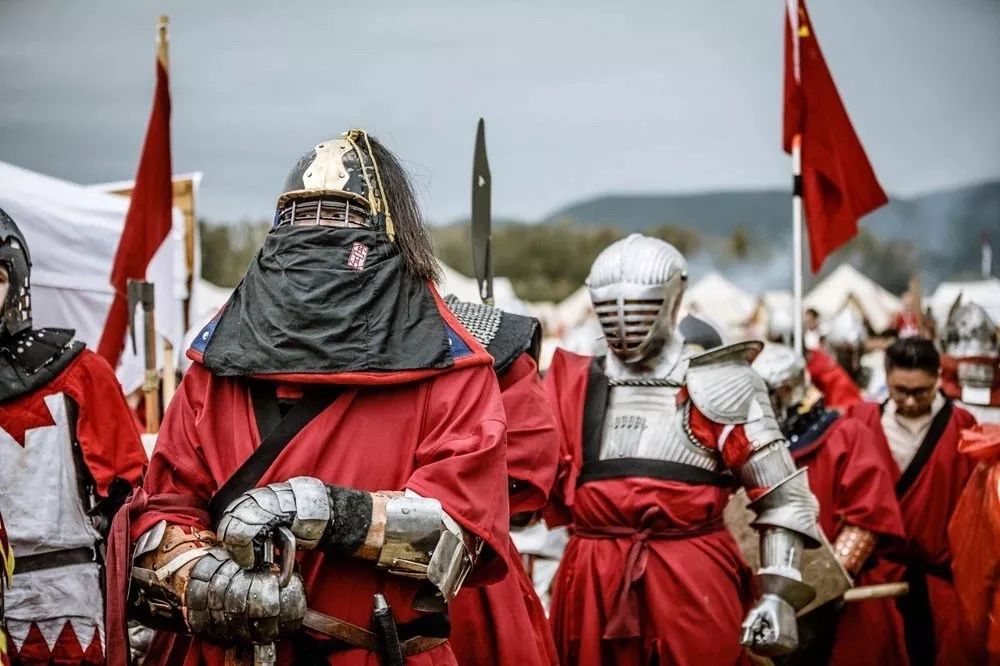 身披黄金战甲手拿关公刀,身披铠甲手执利剑