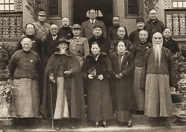 1976年毛主席追悼大会所有人站立默哀,唯独一老妇坐着,她是谁?