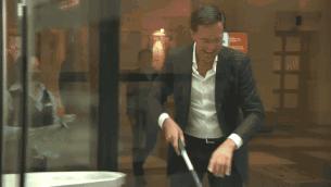 荷兰人囤*麻大**、抢厕纸，卫生部长心力交瘁晕倒后辞职，帅气亲民的首相急了！