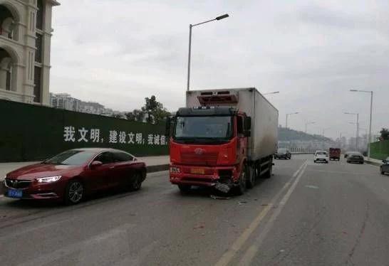 别克昂科威追尾照片曝光,别克昂科威追尾照片对比